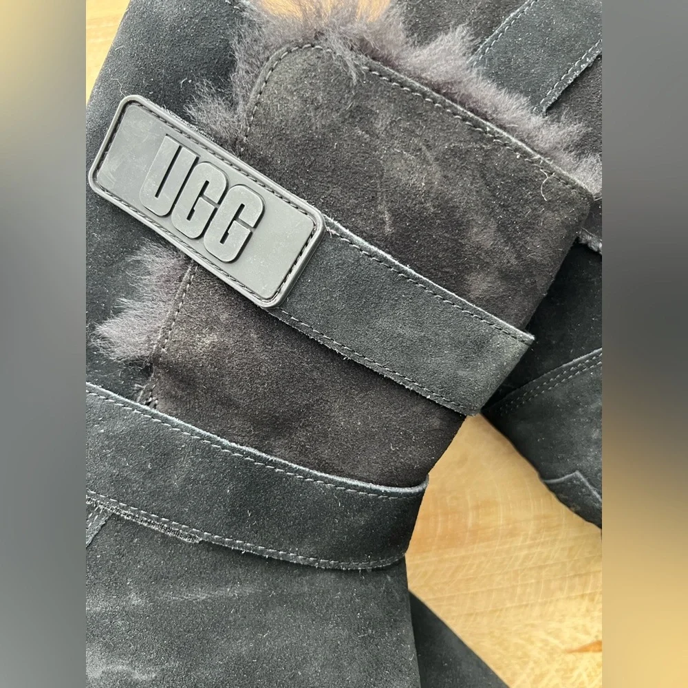 New UGG Bailey Graphic Logo Strap Boot in Black Women’s Size 7